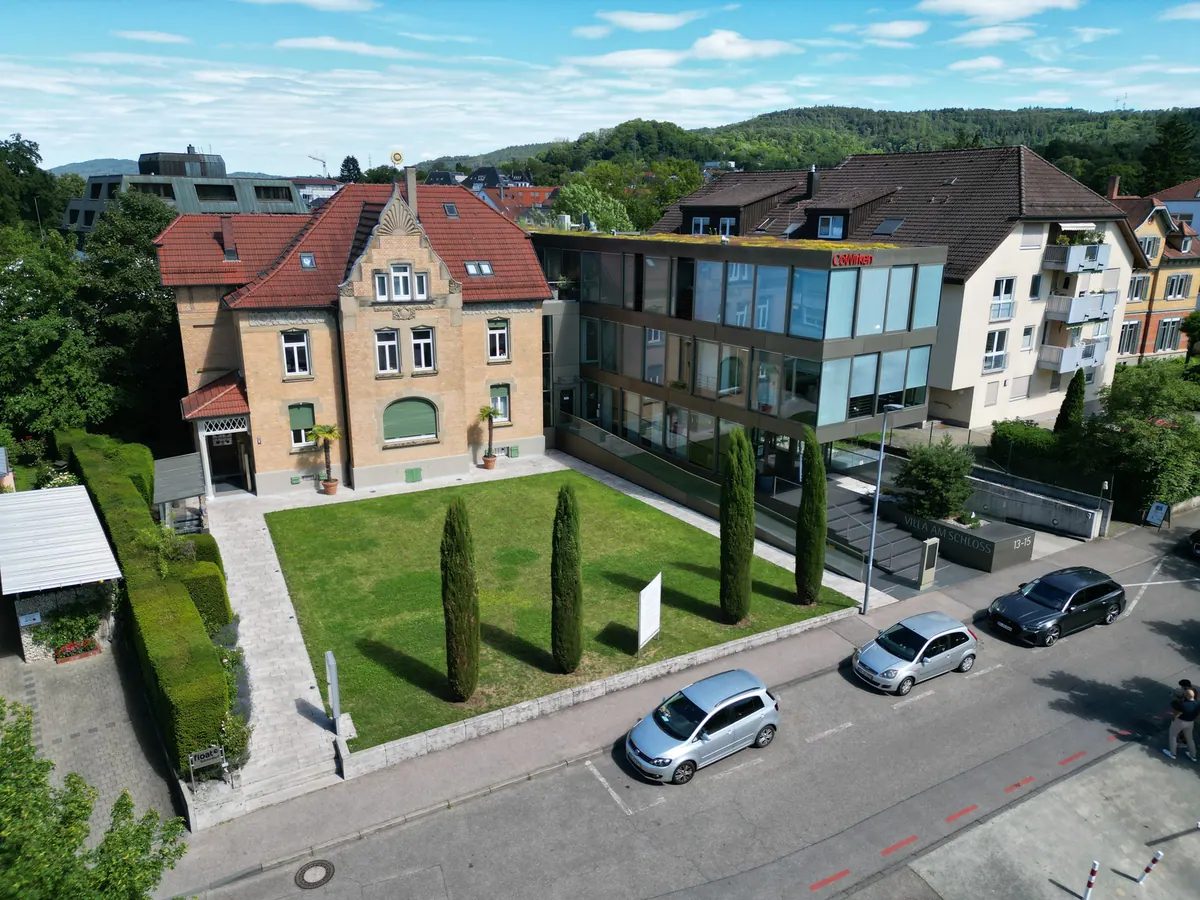 Villa am Schloss in Schorndorf aus der Luft, Altbau mit gläsernem Neubau