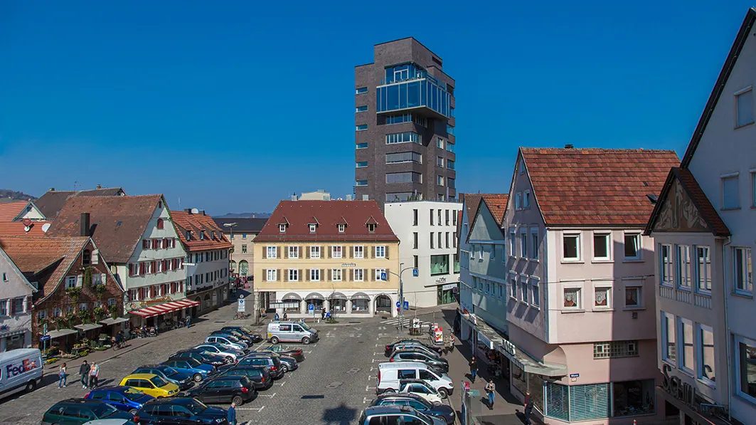 Postturm-Carré in Schorndorf mit Turmgebäude über der Altstadt
